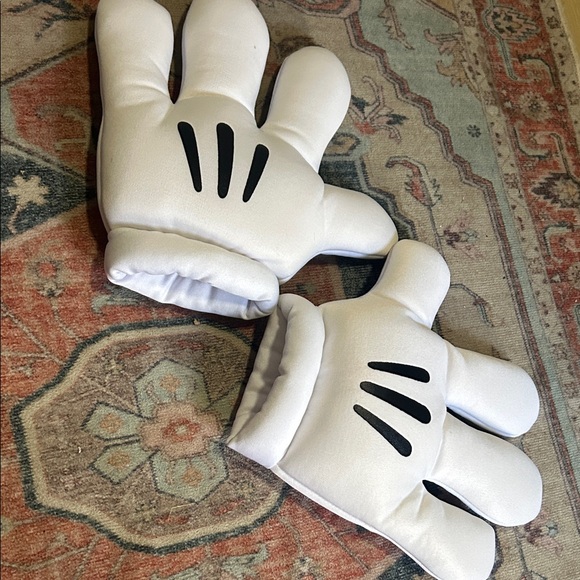 Disney Accessories - Disney Parks Mickey Mouse hand gloves